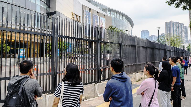 Pagar besi tinggi di depan pusat perbelanjaan yang memicu pertanyaan masyarakat mengenai keamanan dan penataan kawasan.