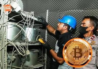 Petugas memeriksa ruko di Perumahan Puri Cendana, Tambun Selatan, Kabupaten Bekasi dalam penyelidikan dugaan tambang Bitcoin dan dugaan penggunaan listrik ilegal.